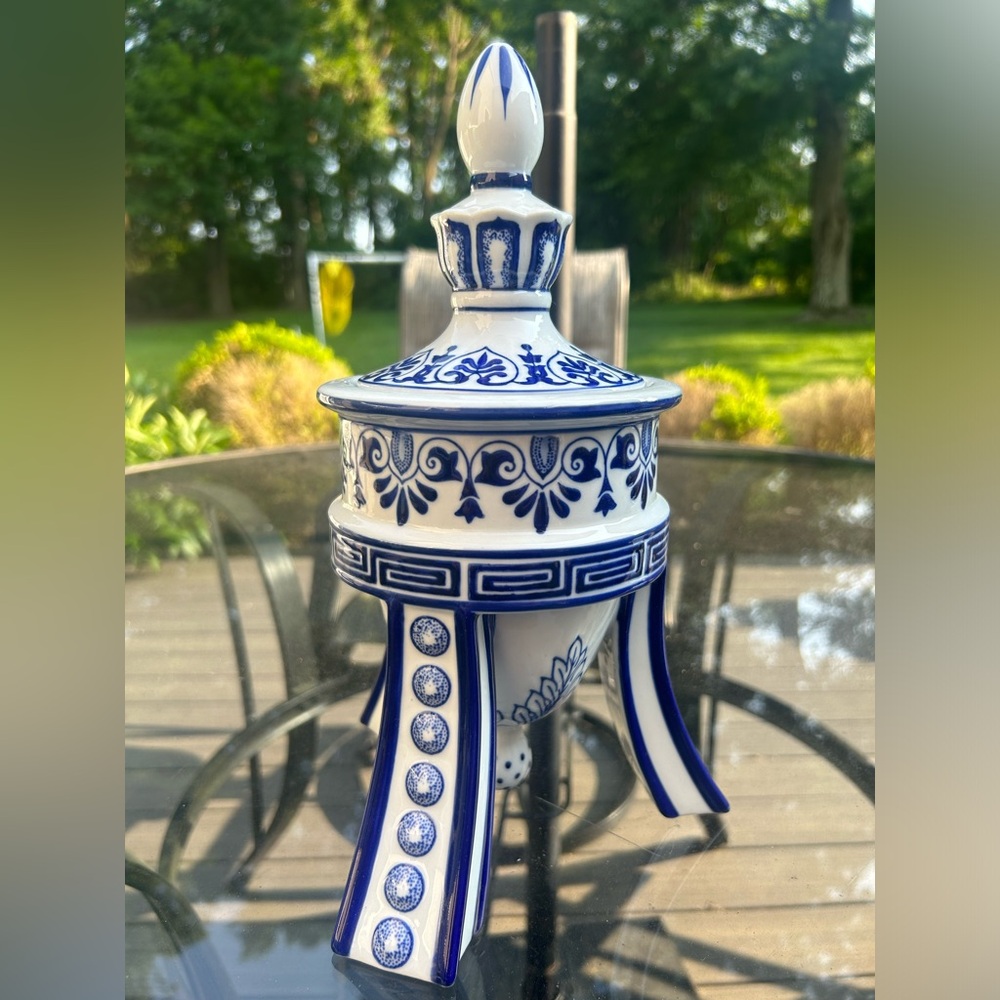 Bombay Company Vintage Elegant Blue and White Ceramic Jar Ginger Jar New In Box